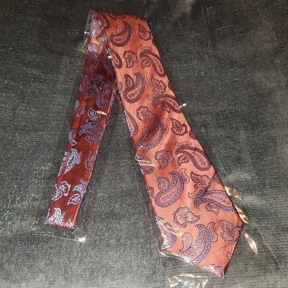 Red Necktie With Paisley Pattern NWOT - Picture 2 of 4